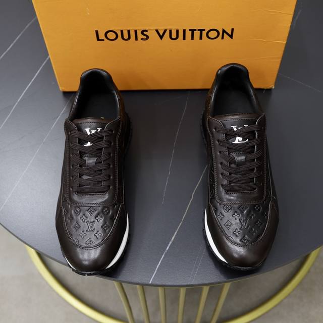 出厂价： 顶级原单 品牌： Louis Vuitton Lv.路易威登 材质： 原工厂牛皮压花1：1原板大底 牛皮内里 款式类型：休闲运动 板鞋 等级：专柜品质